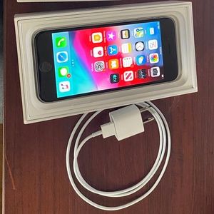 IPHONE 6 BUNDLE (AIRPODS, CASE)